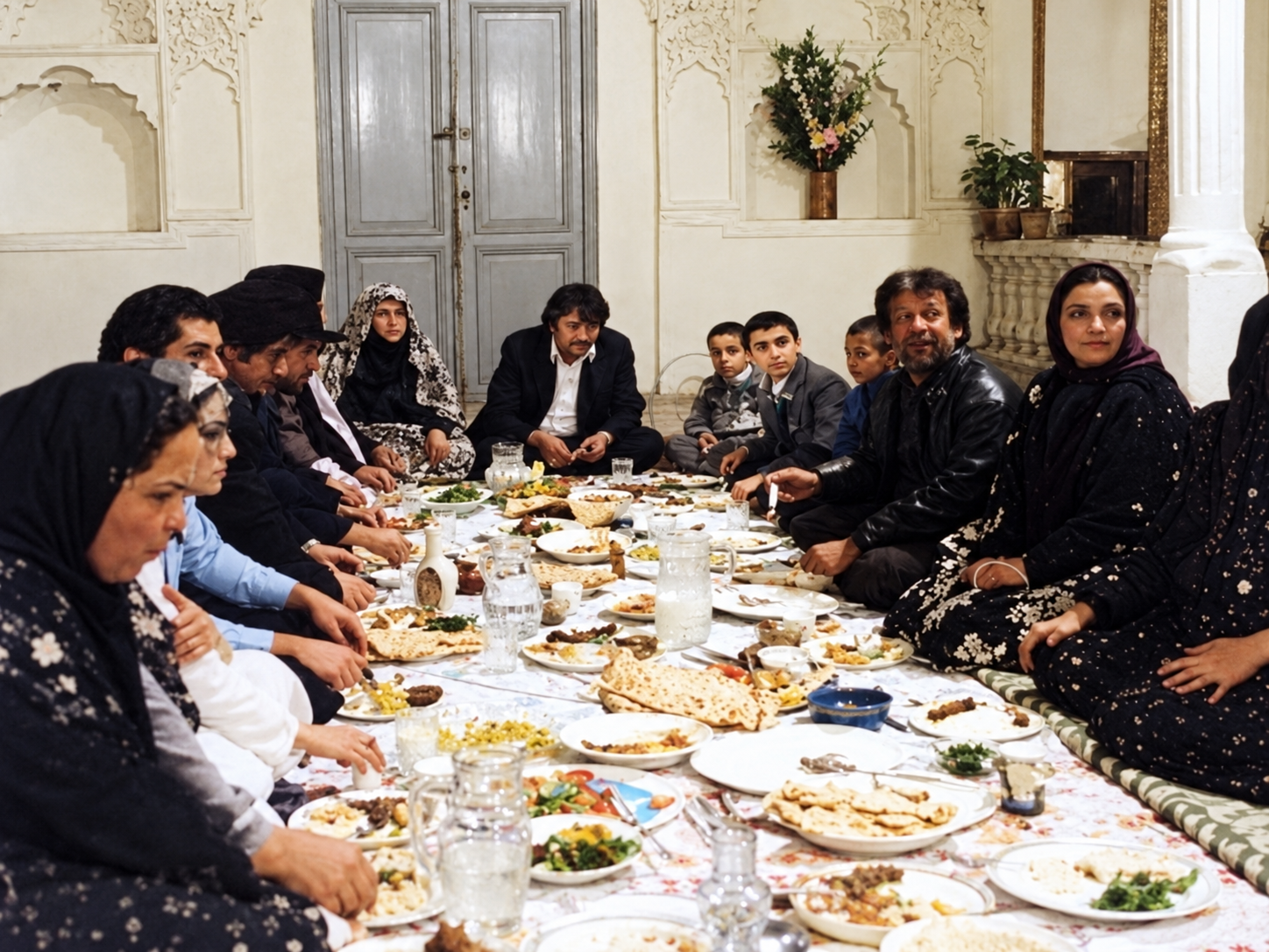دورهمی و پذیرایی سنتی ایرانی بر سر سفره در نمایی از فیلم مهمان مامان