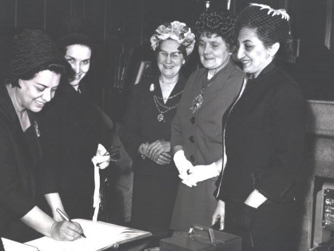 پرونده:فرخرو پارسای۲.jpg