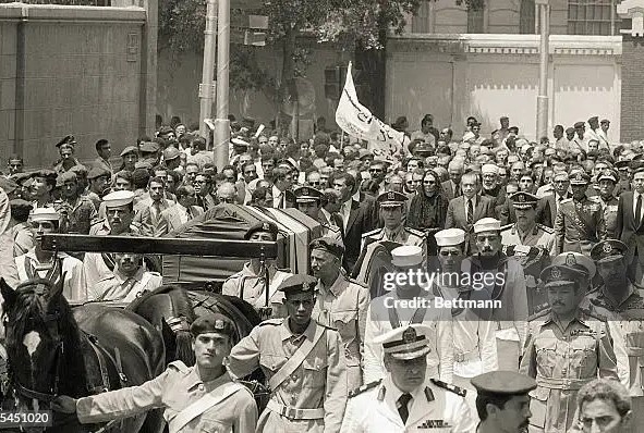پرونده:تشییع محمدرضا شاه.jpg