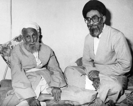 سید جواد حسینی خامنه‌ای در کنار پسرش سید علی خامنه‌ای