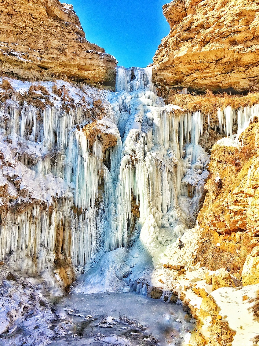 تصویری از آبشار یخ‌زده ممکان سلماس