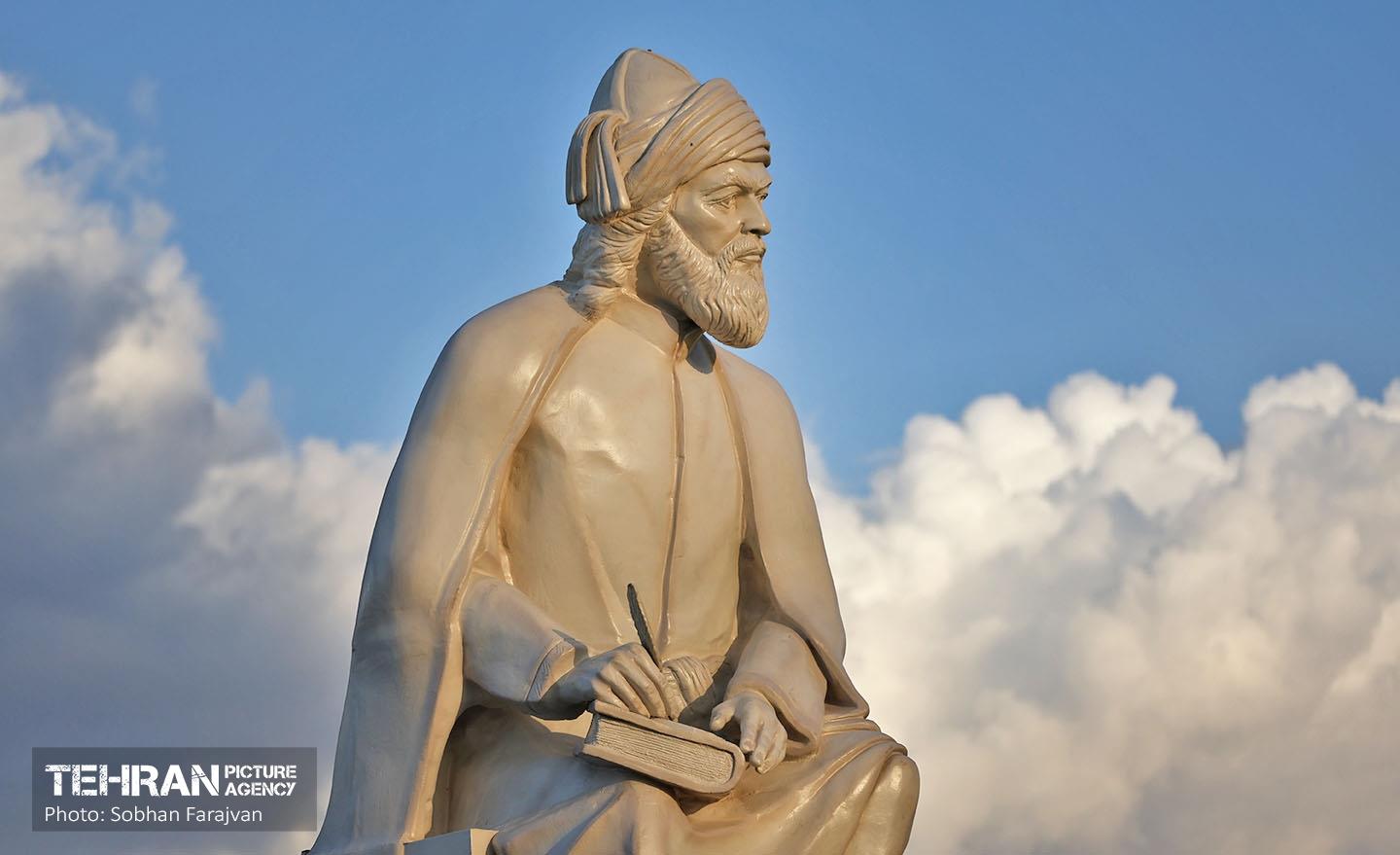 تندیس مولانا در میدان محمدیه در تهران