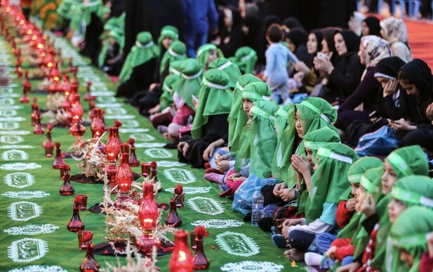 سفره نذری نمادین حضرت رقیه در میدان امام حسین تهران