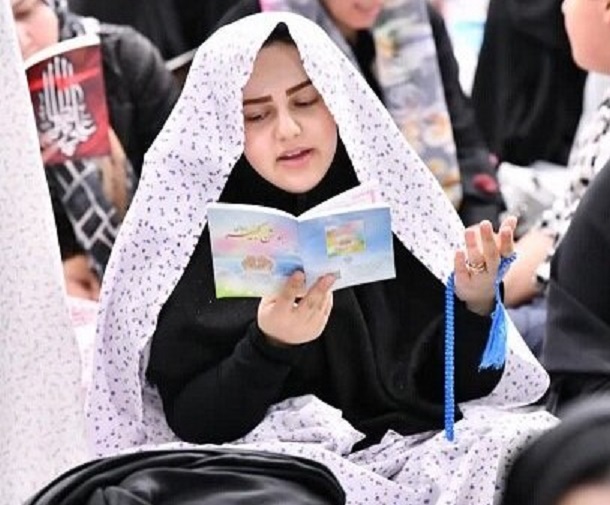 یک زن در حال خواندن دعای جوشن کبیر