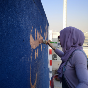 ژمی براون در حال نقاشی کردن روی دیوار در دبی