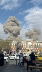 مشاهده شدن دود غلیط ناشی از بمباران مجموعه بیت رهبری در حوالی خیابان پاستور در تهران، ۹ اسفند ۱۴۰۴ش