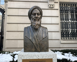 مجسمه نیم‌تنه ابوریخان بیرونی در نزدیکی سفارت ازبکستان در واشنگتن