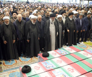 اقامه نماز سید علی خامنه‌ای بر پیکر سید ابراهیم رئیسی و همراهانش