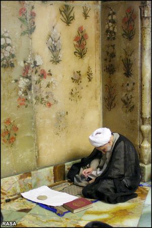 آیتالله محمدتقی بهجت در حال راز و نیاز در حرم حضرت معصومه