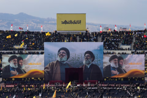 استادیوم کمیل شمعون تشییع سید حسن نصرالله با شعار رسمی مراسم «انا علی العهد»