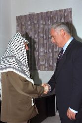 اولین دیدار نتانیاهو با یاسر عرفات رئیس تشکیلات خودگردان فلسطین در گذرگاه بیت حانون