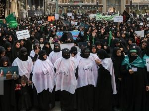 کفن پوش شدن بانوان قمی