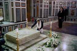 فرح پهلوی در آرامگاه محمدرضا پهلوی در مسجد الرفاعی قاهره