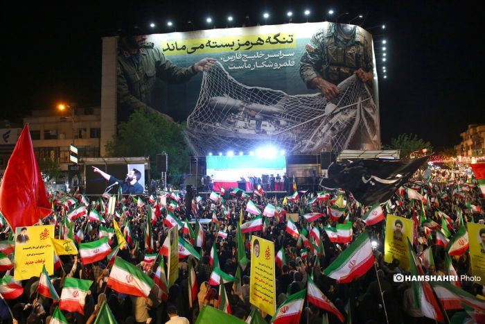 تجمع شبانه مردم تهران در میدان انقلاب، شامگاه دوشنبه ۱۴ اردیبهشت ۱۴۰۵