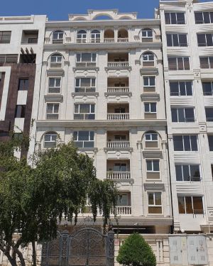 ساختمان مسکونی با نمای شیشهای