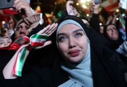 دختر ایرانی در حال احترام نظامی در تجمع شبانه