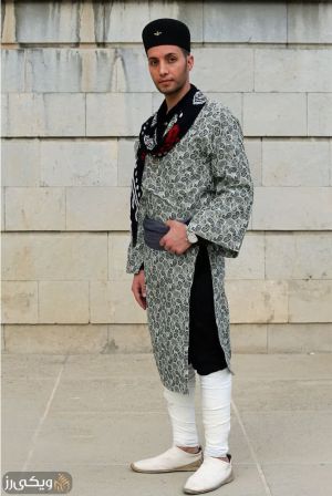 مردی با گلونی و گیوه در جشنواره ملی فرهنگی گُلوَنی