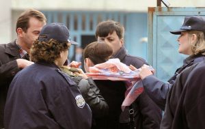 برداشتن روسری یک دختر مسلمان در فرانسه