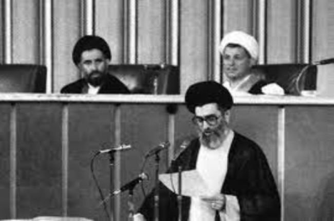 سید علی خامنه‌ای، رئیس‌جمهور وقت، در حال قرائت وصیت‌نامه سید روح‌الله خمینی در جلسه مجلس خبرگان رهبری برای انتخاب رهبر جدید، ۱۴ خرداد ۱۳۶۸ش