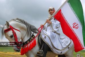 زن آذربایجانی با پوشش محلی در جشنواره عشایر آذربایجان شرقی
