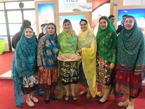 بانوان زرتشتی شریف اباد با لباس سنتی