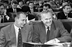 آناتولی سوبچاک، شهردار سن‌پترزبورگ و ولادیمیر پوتین در مجلس قانونگذاری شهر سن پترزبورگ