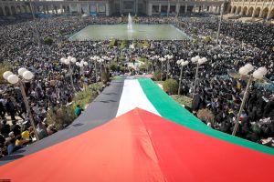 نصب پرچم فلسطین در نماز جمعه نصر