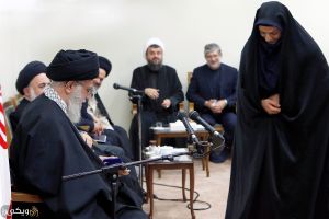 اهدای مدال مریم هاشمی به رهبری