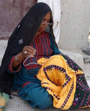 زن بلوچ در حال بلوچیدوزی