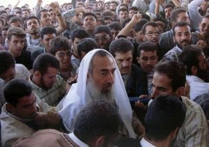 شیخ احمد یاسین بنیانگذار حماس در میان هوادارانیش در نوار غزه