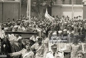 کاروان تشییع پیکر محمدرضا پهلوی در مسیر کاخ عابدین به مسجد الرفاعی در قاهره