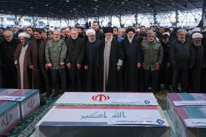 اقامه نماز میت بر جنازه قاسم سلمیانی و همراهانش به امامت سید علی خامنه‌ای