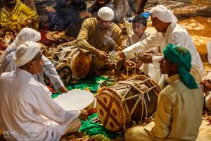 تحویل استکان و فنجان به خادم مجلس آیین زار
