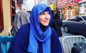 ژمی براون با حجاب اسلامی در شهر کنوشا