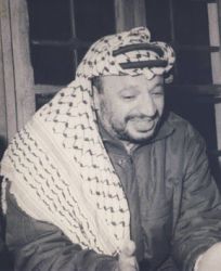 یاسر عرفات با چفیه فلسطینی