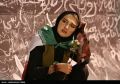 حاضرین در مراسم مردمی وداع با رهبر شهید در کنار دیوارنگاری‌های مصلی