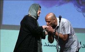 امیر جعفری در حال بوسیدن دست همسرش ریما رامین‌فر به‌نشانه قدردانی