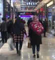 پاساژگردی زنان در یکی از مراکز خرید