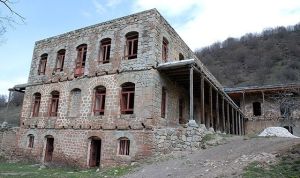 نمایی از عمارت تاریخی آینالو