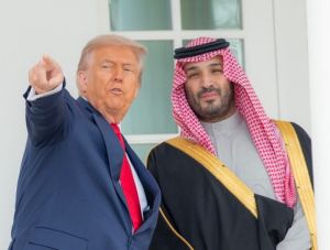دونالد ترامپ، در حال گفتگو با شاهزاده بن‌سلمان در محوطه کاخ سفید
