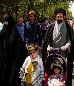 زهرا حداد عادل در کنار فرزندان و همسرش سید مجتبی خامنهای در مراسم راهپیمایی روز قدس