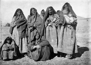 گروهی از زنان کوچی در یکی از ولایت‌های جنوب‌شرقی افغانستان (۱۸۹۶م)