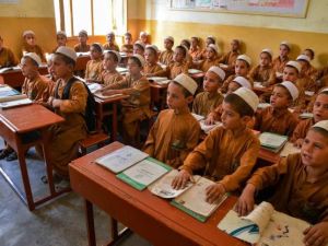 کودکان پشتون در حال آموزش در مدارس جدید