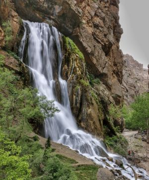 نمایی از آبشار آب سفید
