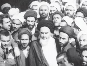 سید علی خامنه‌ای در جوانی در قم پشت سر امام خمینی
