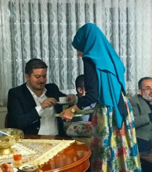 چایی بردن عروس در مراسم خواستگاری