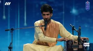 اجرای آهنگ افغانستانی «بیا که بریم به مزار» در برنامه عصر جدید با صدای علی احمد