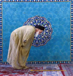 یک روحانی در مقابل طرح شمسی مسجد جامع یزد نماز می خواند