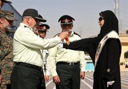 اعطای سردوشی به یک پلیس زن در دانشکده افسری