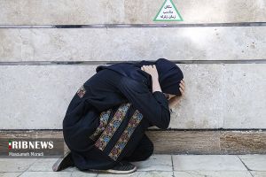 دانش‌آموز دختر در حال تمرین پناه‌گیری در نقطه امن مدرسه طی مانور آمادگی زلزله